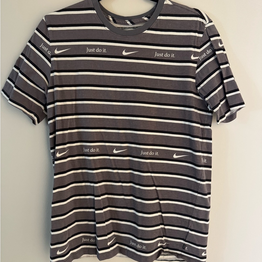 Nike Men's Black and White and grey Striped Tee